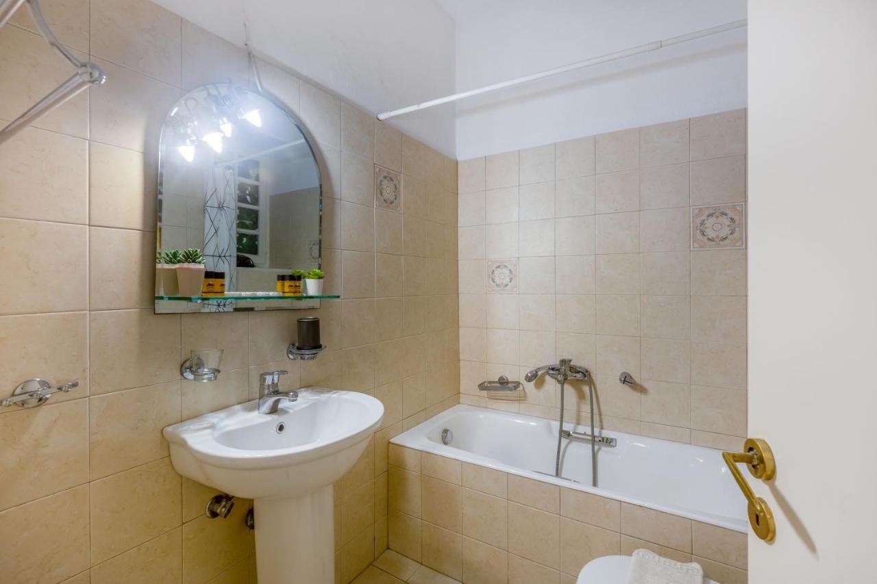 Charming Apartment In The Heart Of Plaka เอเธนส์ ภายนอก รูปภาพ